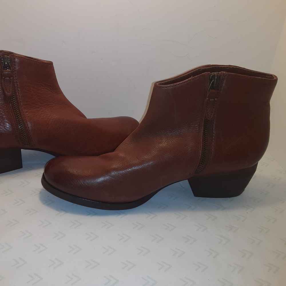 Clarks Artisan Brown ankle boots - Size 8 female